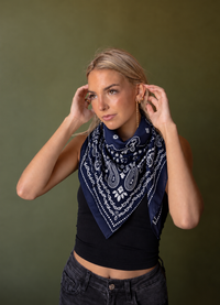 Paisley Print Scarf (navy/white)