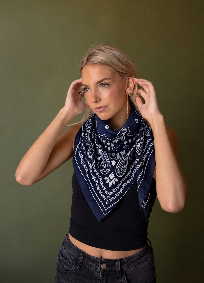 Paisley Print Scarf (navy/white)